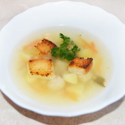 Вкуснейший суп с куриными фрикадельками, картофелем и сухариками - рецепт с фото