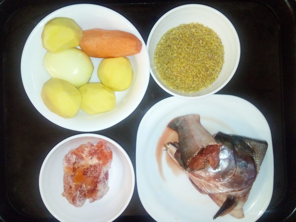 Фото рецепта - Томатный рыбный суп с булгуром - шаг 1