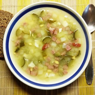 Картофельный суп с салями, солёными огурчиками и яйцом - рецепт с фото