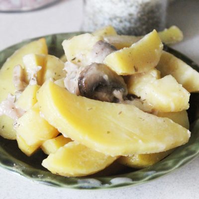 Картофель в духовке с вешенками, шампиньонами в сметане - рецепт с фото