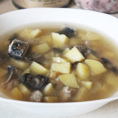 Пикантный рыбный суп с грибами и сельдереем - рецепт с фото