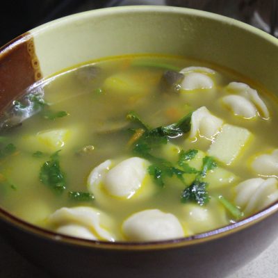 Сытный суп с пельменями, грибами и зеленью - рецепт с фото