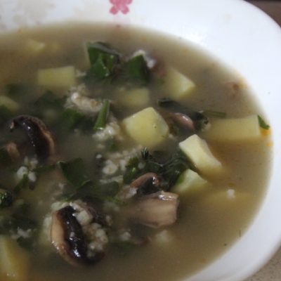 Весенний суп с зеленью и грибами - рецепт с фото
