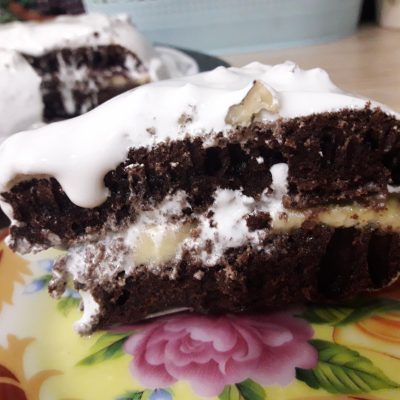 Шоколадный торт с бананами и белковым кремом в мультиварке - рецепт с фото