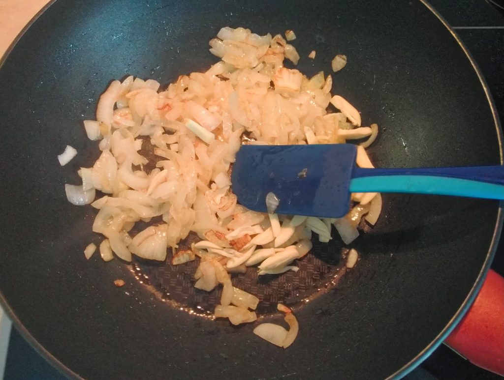 Фото рецепта - Соус из шелковицы с розмарином к мясу - шаг 4