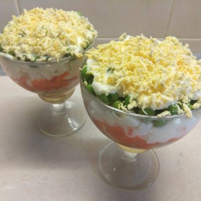 Слоеный салат-коктейль с печенью трески - рецепт с фото
