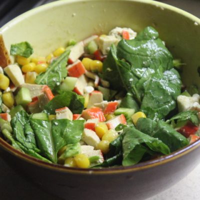 Крабовый салат со шпинатом и кукурузой - рецепт с фото