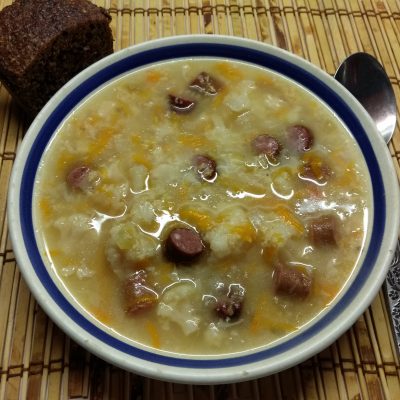 Суп с цветной капустой и охотничьими колбасками - рецепт с фото
