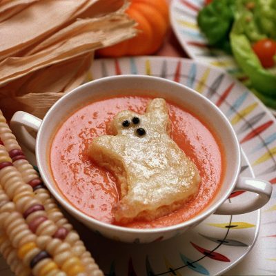 Томатный суп с гренками «призраками» - рецепт с фото