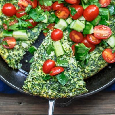 Фриттата из шпината и сыра с овощным салатом - рецепт с фото