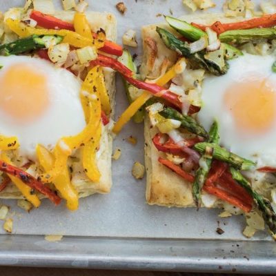 Тесто, запеченное с яйцом и овощами - рецепт с фото