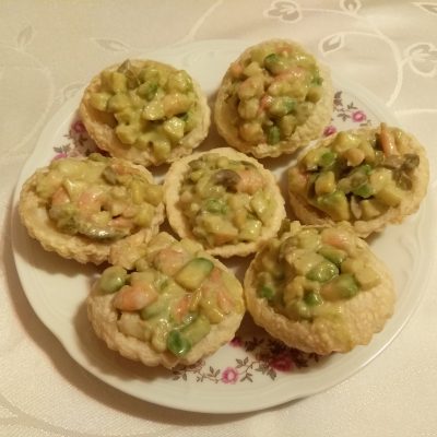 Тарталетки из слоеного теста с салатом из креветок, авокадо и яблока - рецепт с фото
