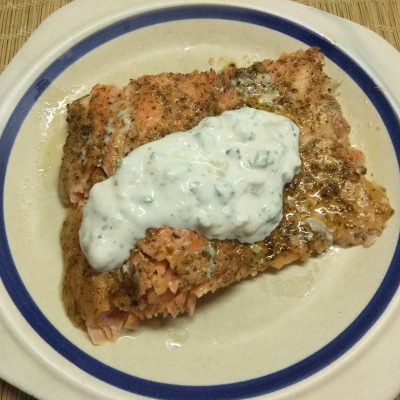 Запеченное филе лосося под сметанным соусом - рецепт с фото