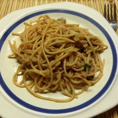 Спагетти со свиным фаршем и петрушкой в томатном соусе - рецепт с фото
