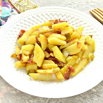 Картофель с салом и солеными огурцами на сковороде - рецепт с фото