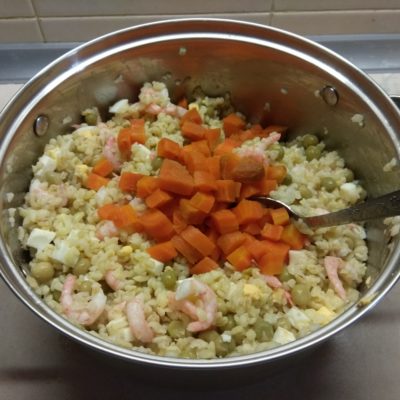 Фото рецепта - Салат с булгуром, креветками, консервированным горошком и морковью - шаг 5