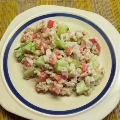 Салат из булгура с крабовыми палочками и овощами - рецепт с фото