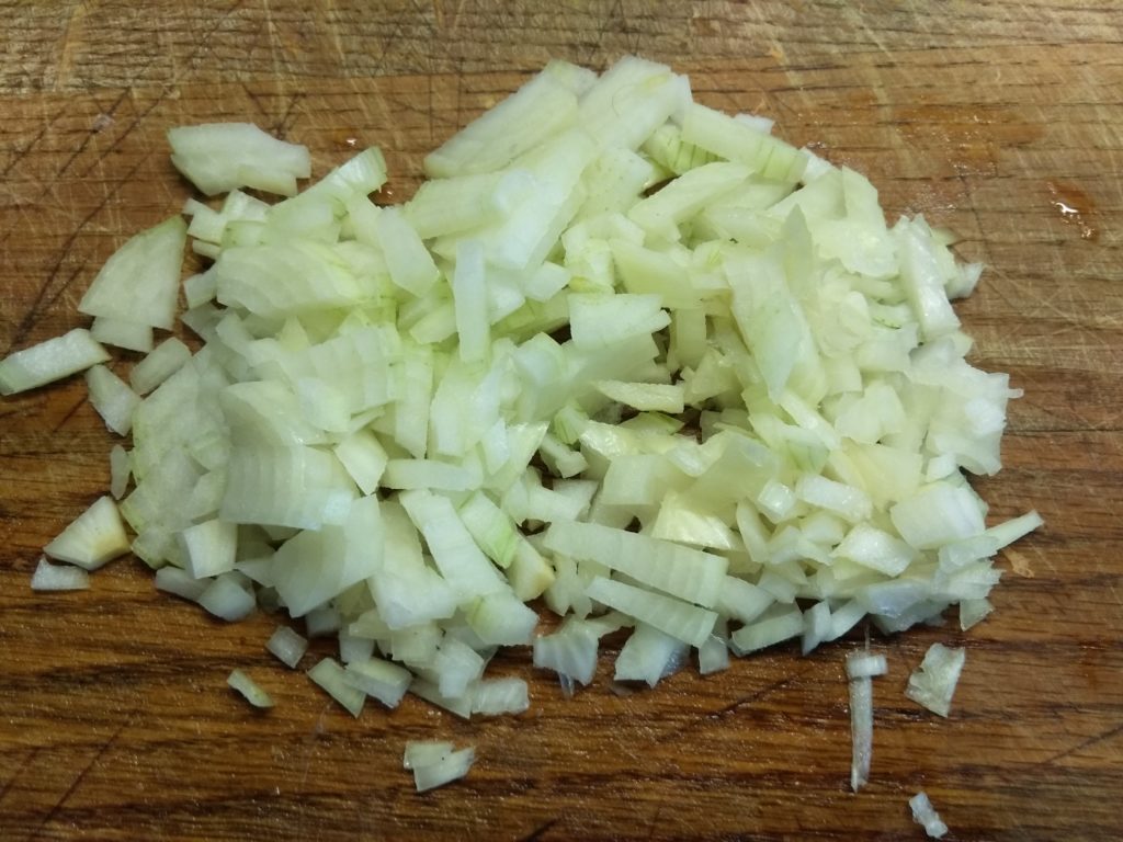 Фото рецепта - Паштет из консервированной фасоли с овощами - шаг 1