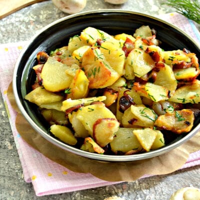 Картофель с беконом и грибами на сковороде - рецепт с фото