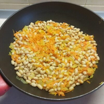 Фото рецепта - Паштет из консервированной фасоли с овощами - шаг 5