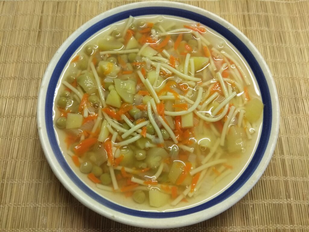 Фото рецепта - Овощной суп с горошком, кабачками и макаронами - шаг 5