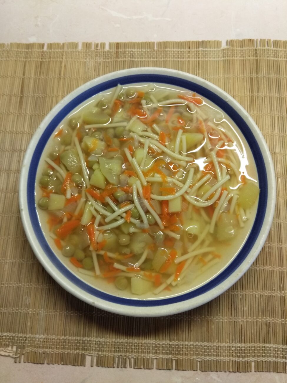 Овощной суп с горошком, кабачками и макаронами