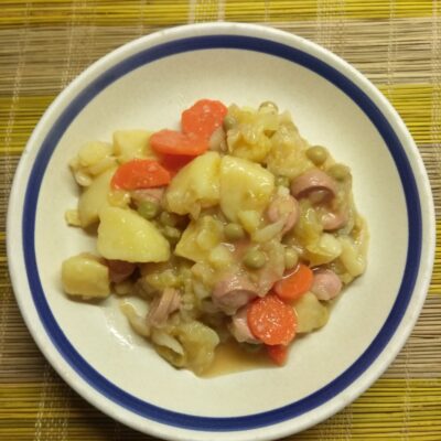 Картофельное рагу с капустой, консервированным горошком и сардельками - рецепт с фото