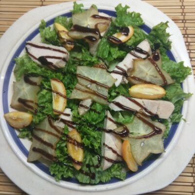 Салат из запеченного филе индейки, карамболя и кумквата - рецепт с фото