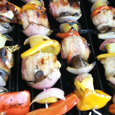 Шашлык с курицей в беконе, грибами и овощами - рецепт с фото