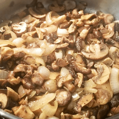Обжаренные грибы в соусе с чесноком и луком - рецепт с фото