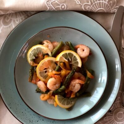 Теплый салат с креветками и спаржей - рецепт с фото