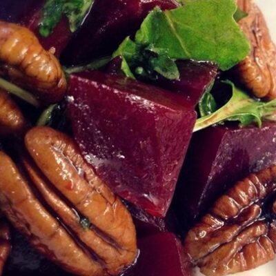 Салат из запеченной свеклы с орехами - рецепт с фото