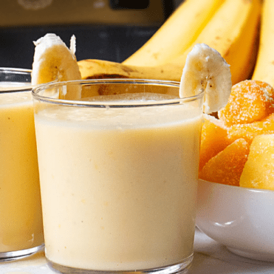 Легкий смузи с манго и бананом - рецепт с фото