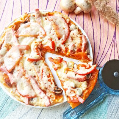 Пицца с колбасой и грибами в мультиварке - рецепт с фото