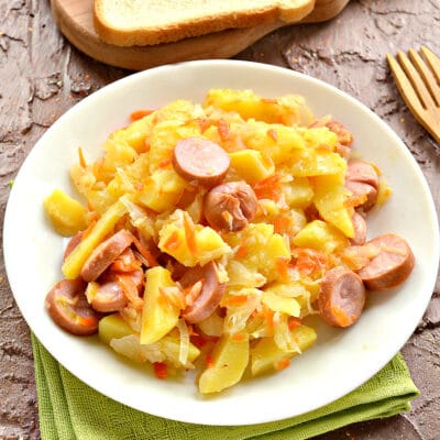 Картофель, тушенный с капустой и сосисками - рецепт с фото