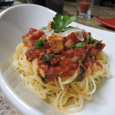 Спагетти с тушеной курицей и томатным соусом - рецепт с фото