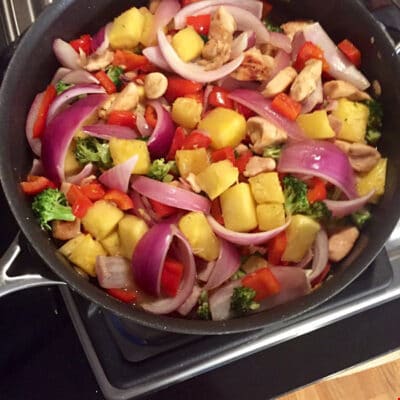 Курица тушеная с овощами в меде с имбирем - рецепт с фото