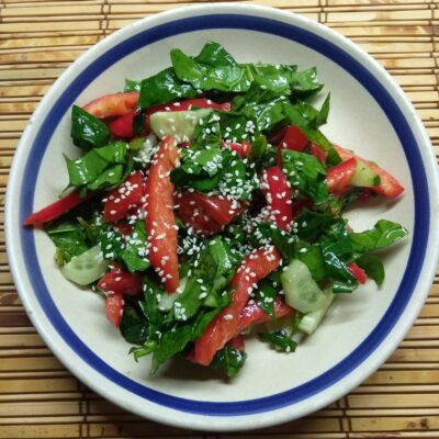 Овощной салат со шпинатом и базиликом - рецепт с фото