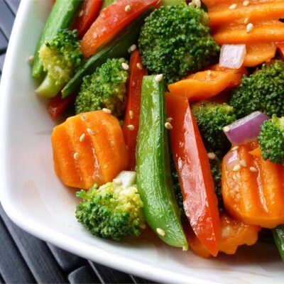 Жареные овощи в имбирно-чесночном соусе - рецепт с фото