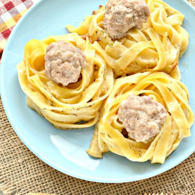 Гнезда с фрикадельками в сметанном соусе на сковороде - рецепт с фото