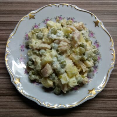 Салат с курицей, горошком, яблоками и яйцами - рецепт с фото