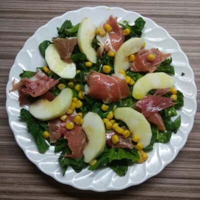 Салат со шпинатом, хамоном, кукурузой и яблоком - рецепт с фото