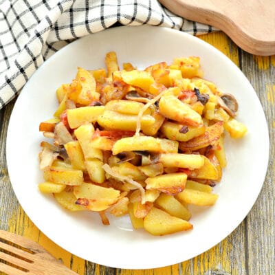 Картофель на сковороде с шампиньонами и помидорами - рецепт с фото
