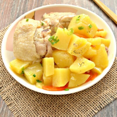 Куриные бедра, тушенные с картофелем и овощами на сковороде - рецепт с фото