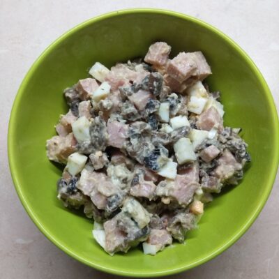 Салат с балыком, голубым сыром, шампиньонами и яйцами - рецепт с фото