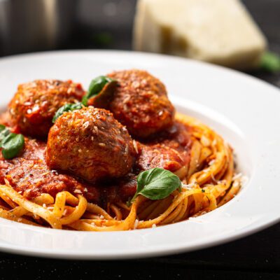 Тефтели под соусом болоньезе со спагетти - рецепт с фото