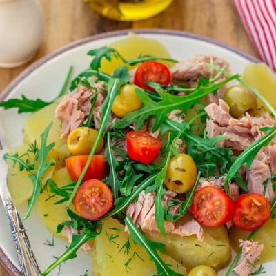 Картофельный салат с тунцом и помидорами - рецепт с фото