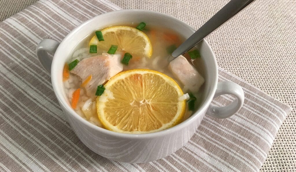 Фото рецепта - Куриный суп с рисом и лимоном - шаг 5