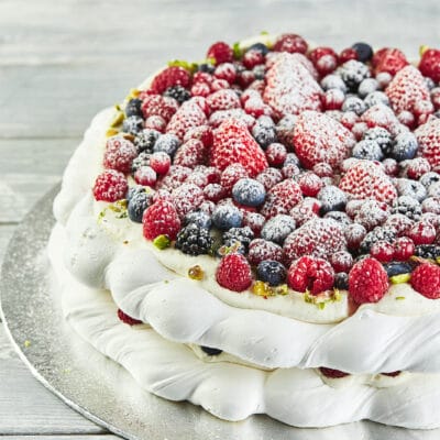 Торт-безе с ягодами - рецепт с фото