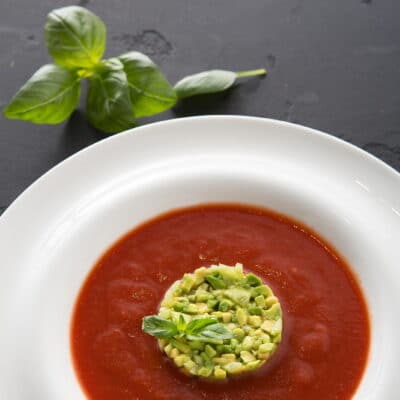 Холодный томатный суп с авокадо